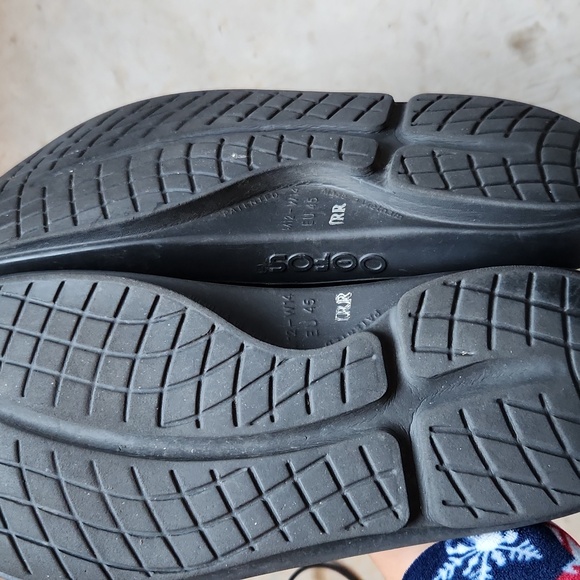 Oofos Black Slide Recovery Sandals - Picture 3 of 4